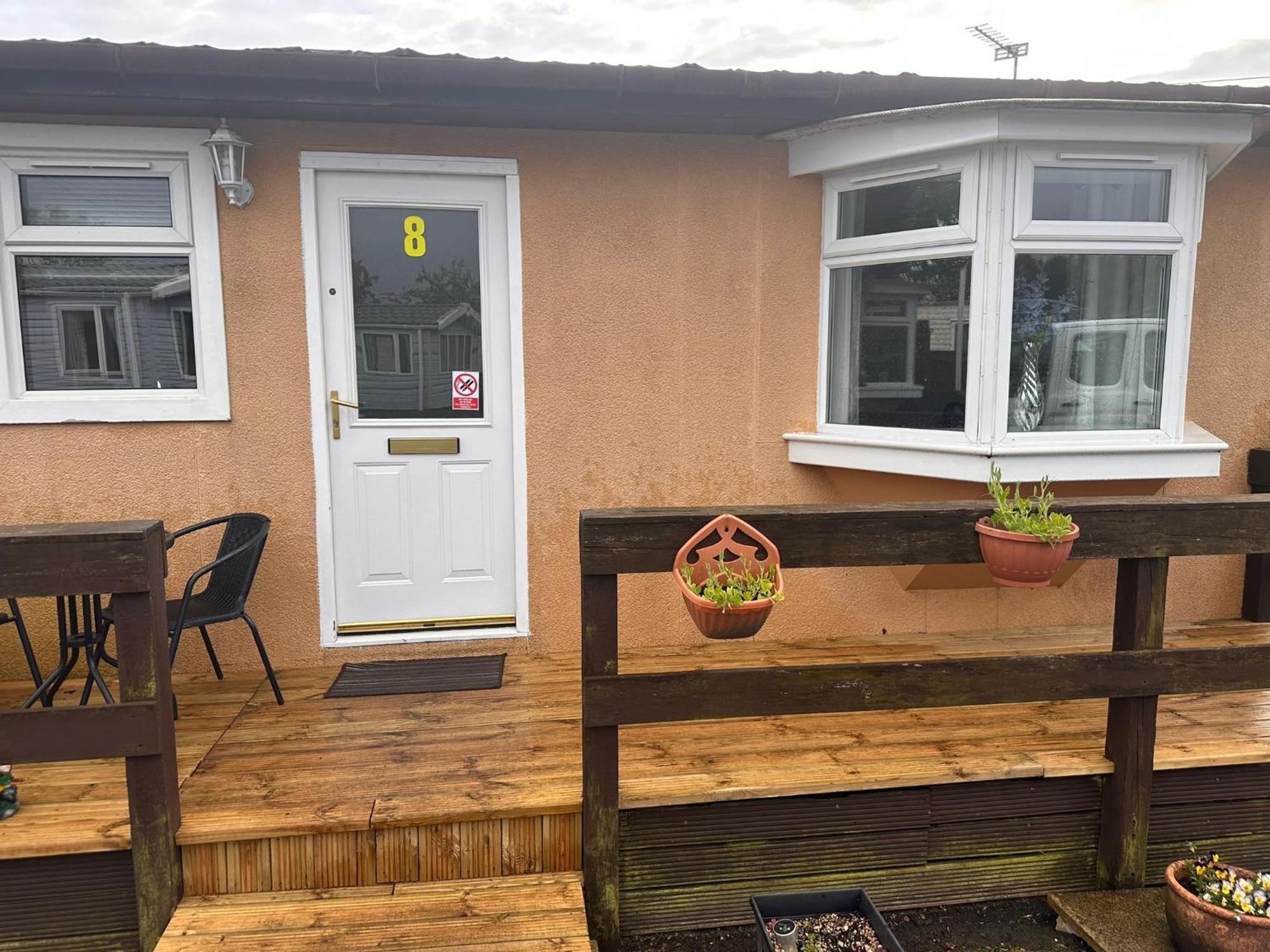 Semi-Detached Chalet - Uddingston, Glasgow Екстериор снимка